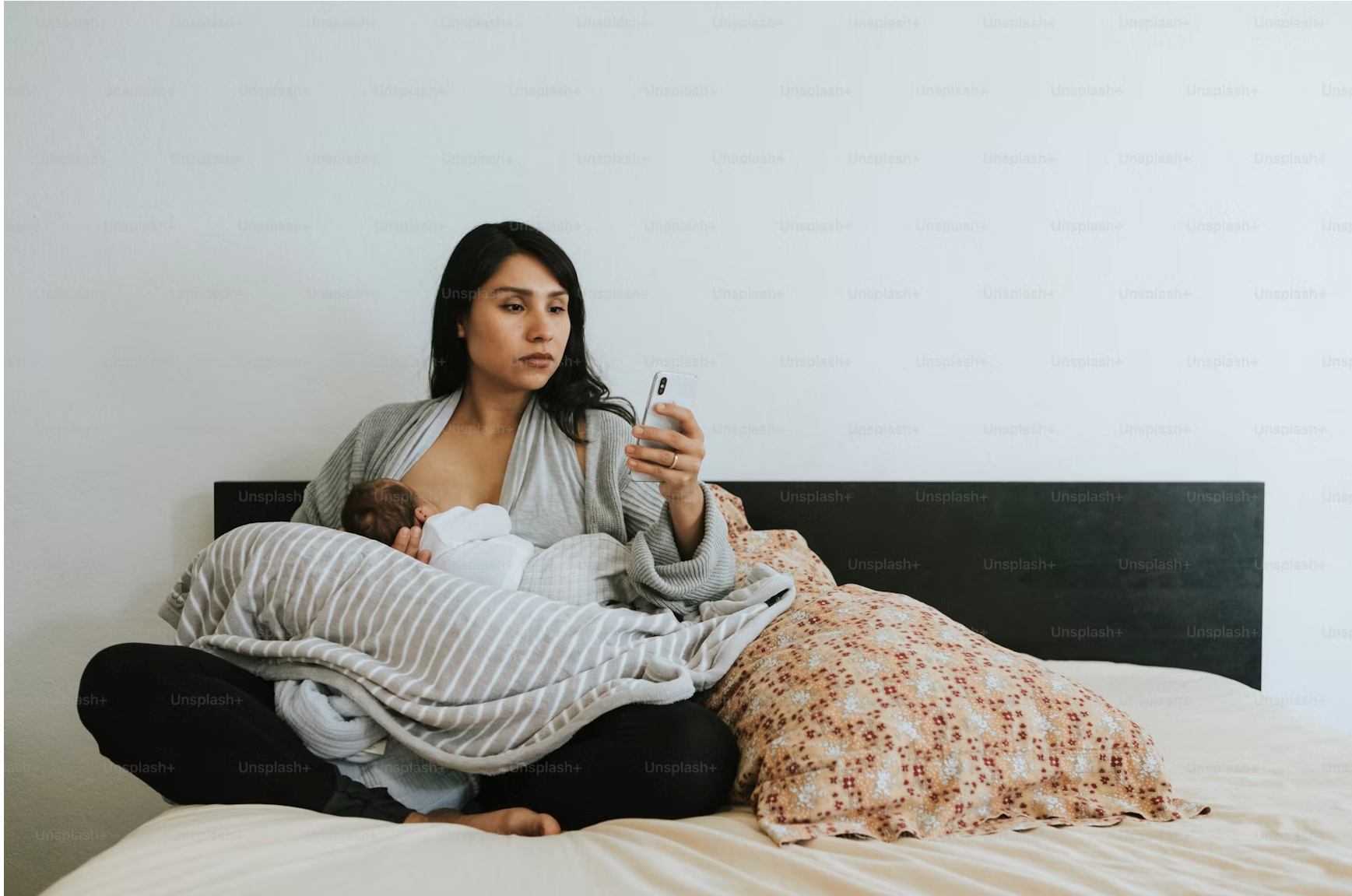 Tétée avec coussin d'allaitement