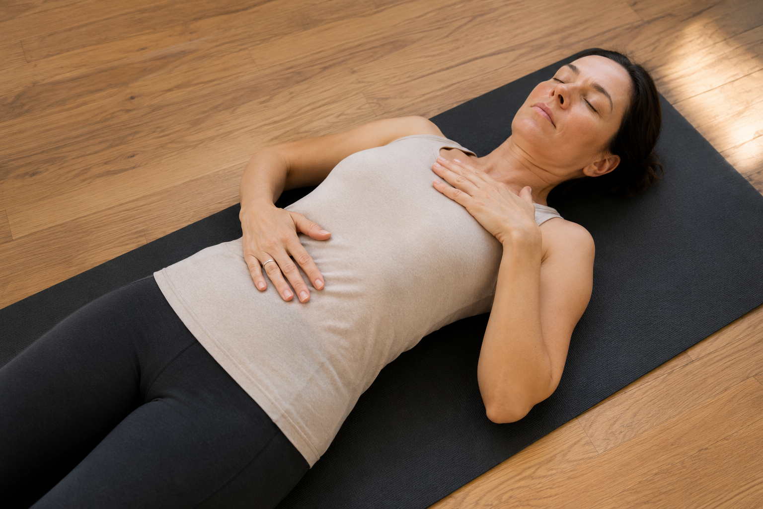 Exercice de respiration diaphragmatique, position allongée, main sur le ventre