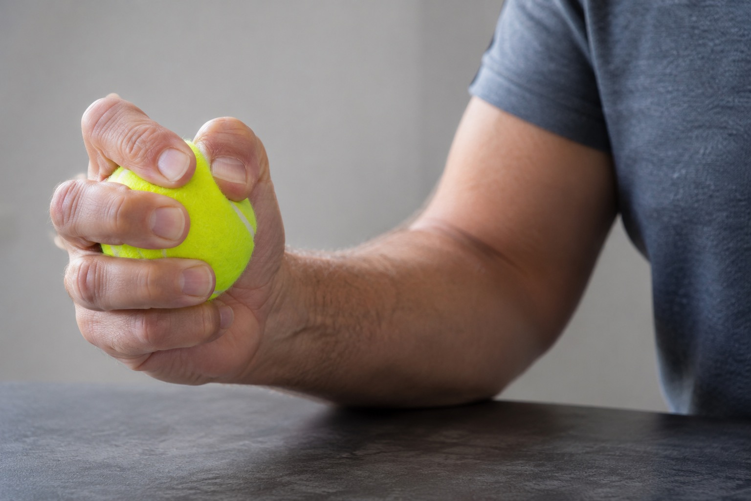 Renforcement préhension avec balle — épicondylite